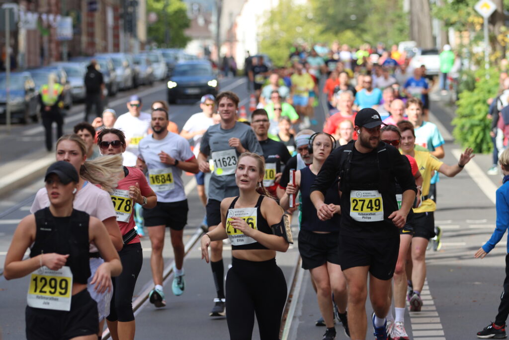 Friedrich Ebert Straße mit vielen Läuferinnen und Läufern